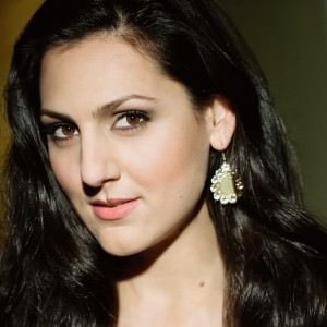 Mezzo-soprano Maya Lahyani (Carmen).
