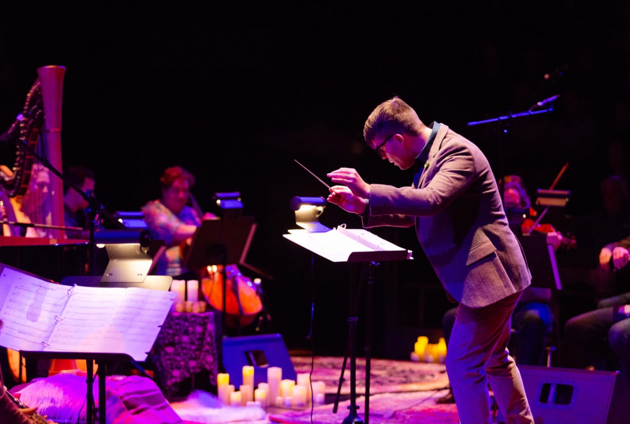 Maestro Luke Frazier and the American Pops Orchestra. Photo by Glorianna Picini.