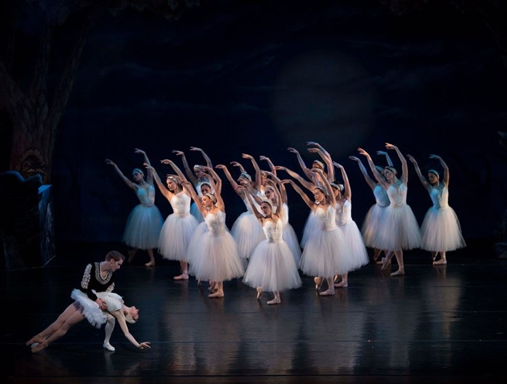 Ballet Theatre of Maryland's 'Swan Lake.' Photo by Nick Eckert.