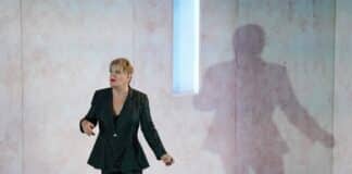 Excellence is in the details in Eddie Izzard’s ‘Tragedy of Hamlet’ at STC