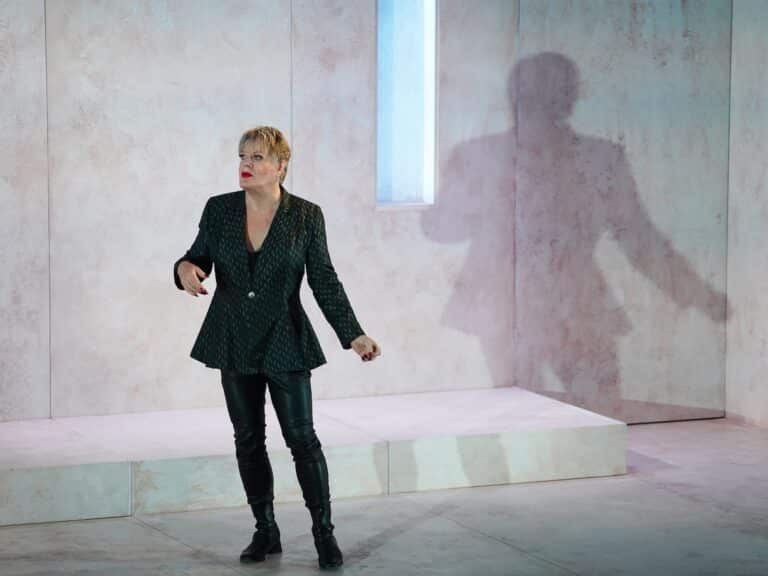 Excellence is in the details in Eddie Izzard’s ‘Tragedy of Hamlet’ at STC